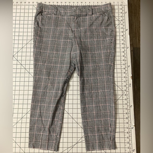 Old Navy Pants - Old Navy Women’s Size 16 Black/White/Pink Pixie Ankle Pants